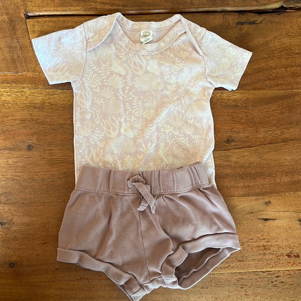 Colored Organics Baby Body Suit with matching Havana shorts in Aster 6-12 months